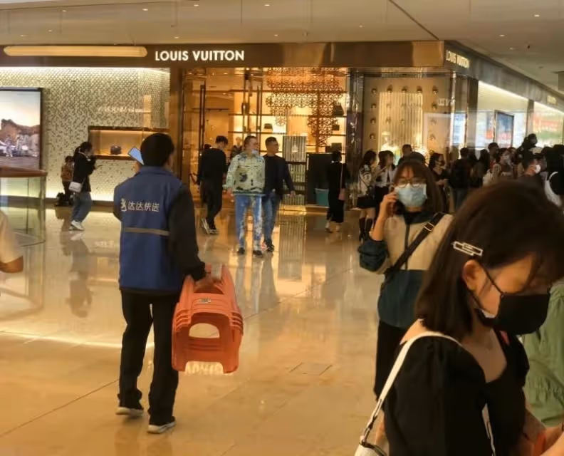 任嘉倫公開活動粉絲超瘋!全場忙著網購凳子,外賣員超忙!