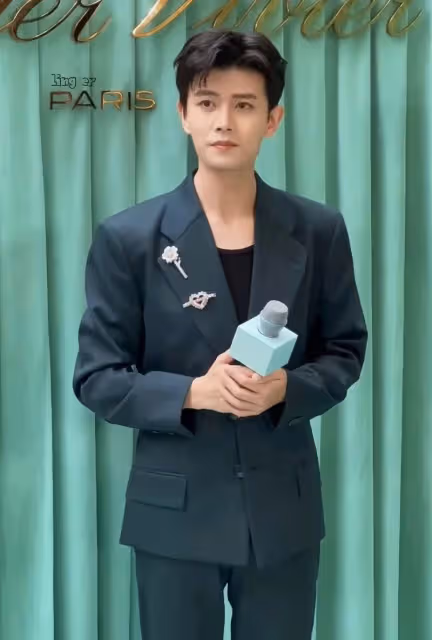任嘉倫公開活動粉絲超瘋!全場忙著網購凳子,外賣員超忙!