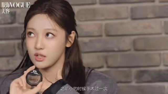 aespa成員寧藝卓接受採訪稱自己的右眼幾乎看不到,曾經做過手術