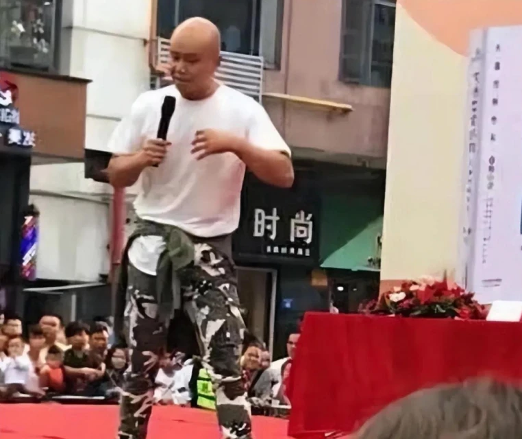 樂嘉近況曝光,肌肉線條明顯,秒變壯漢,開豪車購物不差錢!