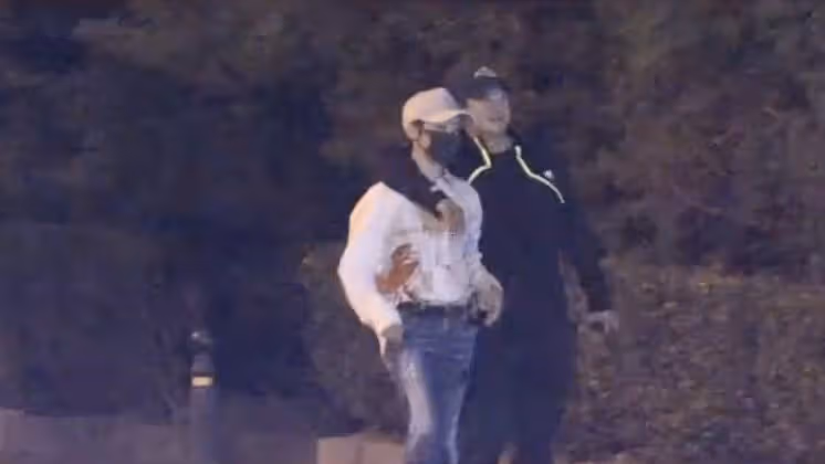 吳京轉發與謝楠牽手摟肩畫面，深夜嗑自己的cp，網友直呼：他超愛
