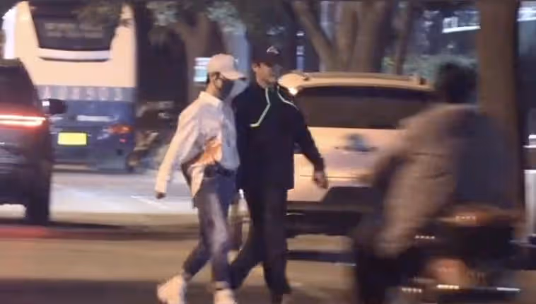 吳京轉發與謝楠牽手摟肩畫面,深夜嗑自己的cp,網友直呼:他超愛