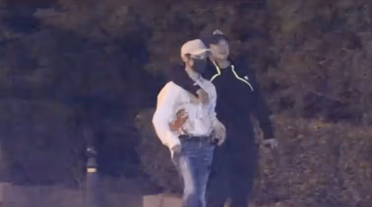 吳京轉發與謝楠牽手摟肩畫面,深夜嗑自己的cp,網友直呼:他超愛