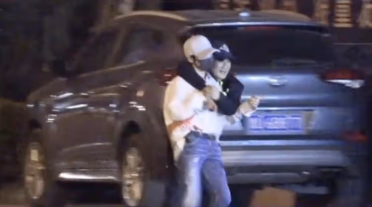 吳京轉發與謝楠牽手摟肩畫面,深夜嗑自己的cp,網友直呼:他超愛