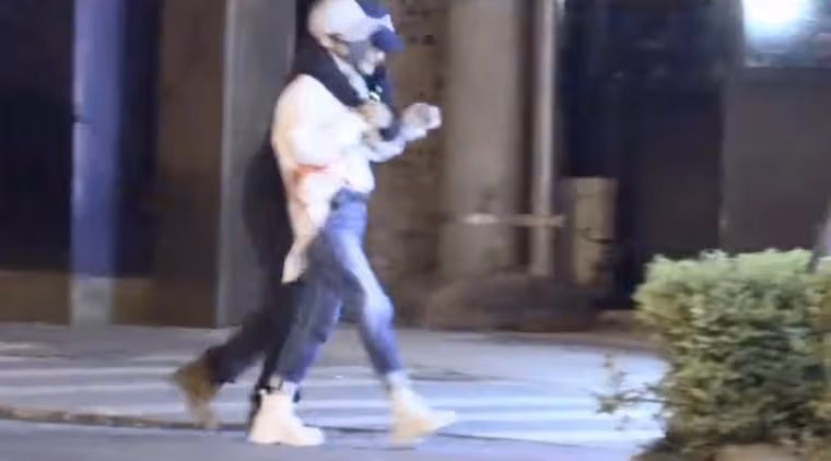 吳京轉發與謝楠牽手摟肩畫面,深夜嗑自己的cp,網友直呼:他超愛
