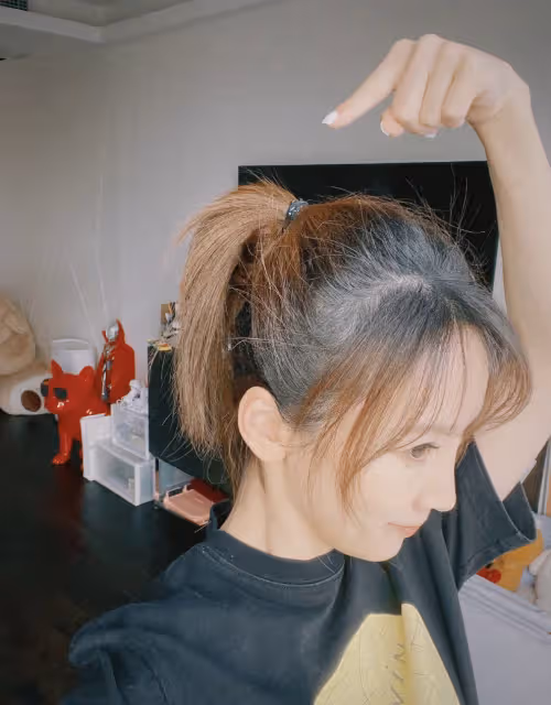 吳京轉發與謝楠牽手摟肩畫面,深夜嗑自己的cp,網友直呼:他超愛