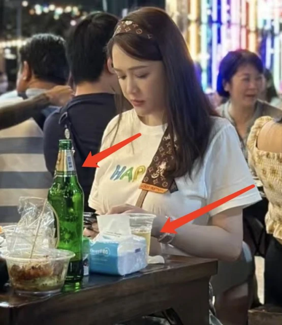 陳喬恩游泰國被偶遇，帶老公Alan現身猛男餐廳，喝啤酒破懷孕謠傳