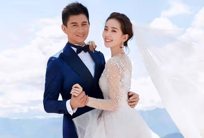 劉詩詩吳奇隆合體現身台北,吳奇隆抱兒子手裡拿著慶祝氣球