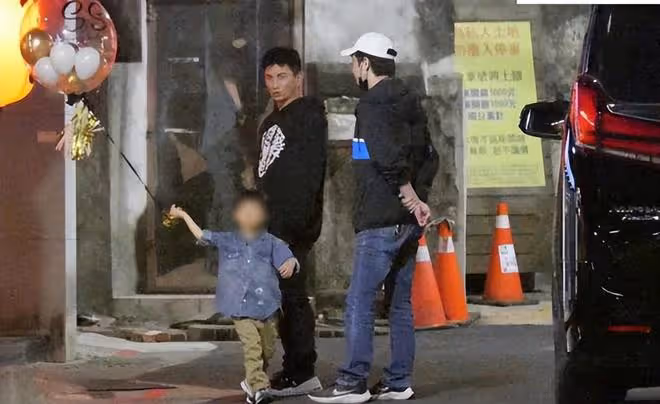 劉詩詩吳奇隆合體現身台北,吳奇隆抱兒子手裡拿著慶祝氣球