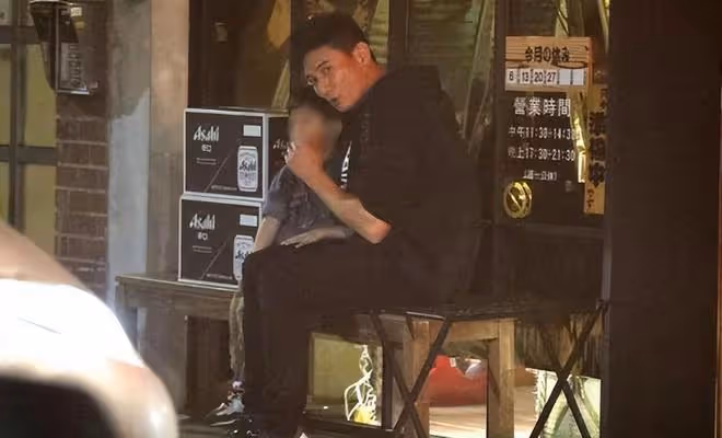 劉詩詩吳奇隆合體現身台北,吳奇隆抱兒子手裡拿著慶祝氣球