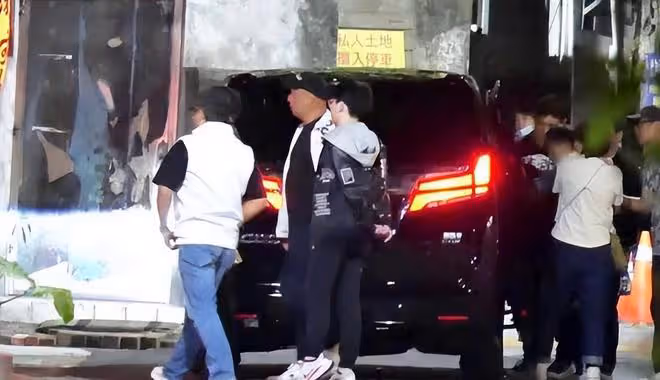劉詩詩吳奇隆合體現身台北,吳奇隆抱兒子手裡拿著慶祝氣球