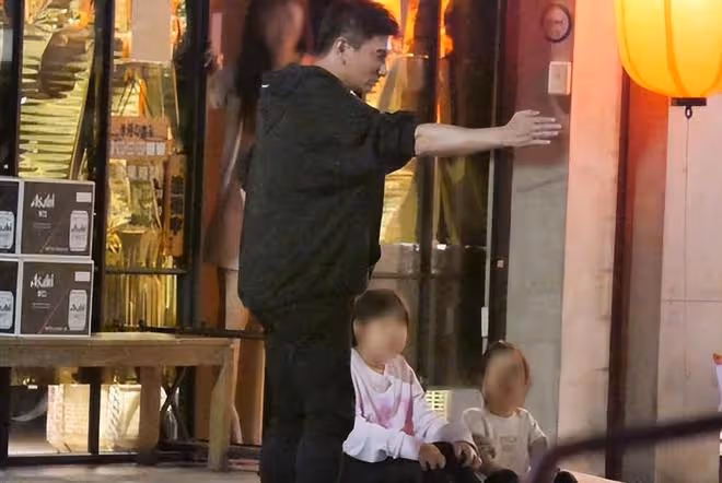 劉詩詩吳奇隆合體現身台北,吳奇隆抱兒子手裡拿著慶祝氣球