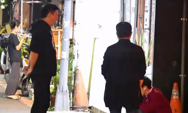 劉詩詩吳奇隆合體現身台北,吳奇隆抱兒子手裡拿著慶祝氣球