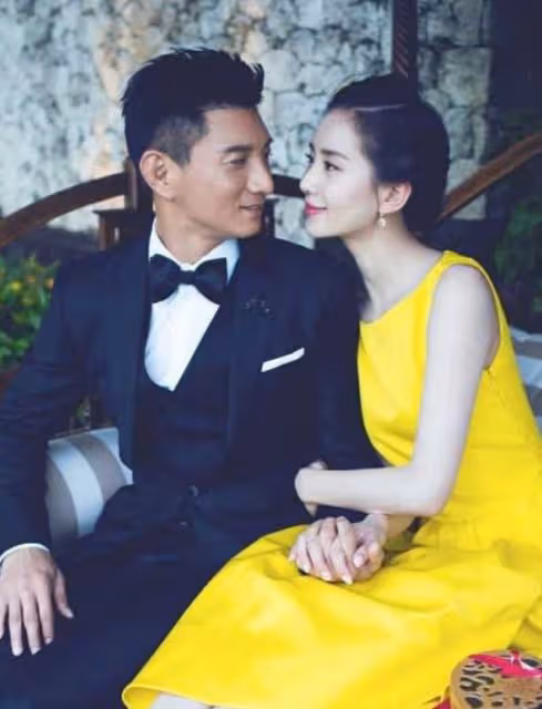劉詩詩吳奇隆合體現身台北,吳奇隆抱兒子手裡拿著慶祝氣球