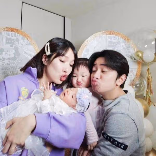 李亞男曬一家四口,倆女兒都遺傳王祖藍大鼻子?妹妹被贊更好看