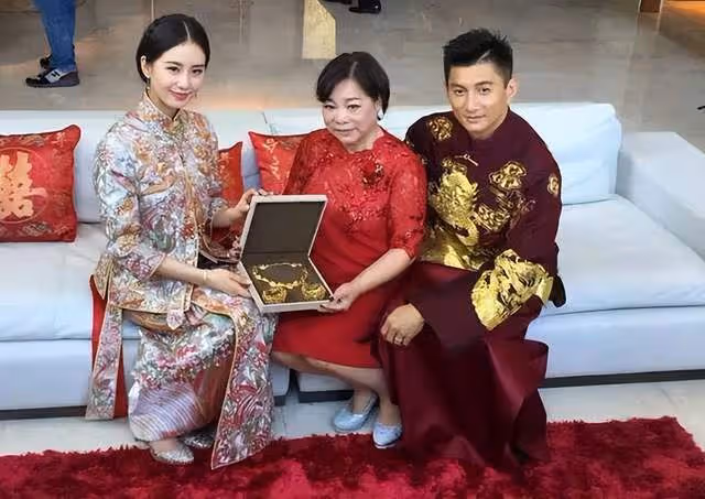 劉詩詩台北慶生畫面曝光！吳奇隆祖孫三代包場，4歲帥兒牽氣球