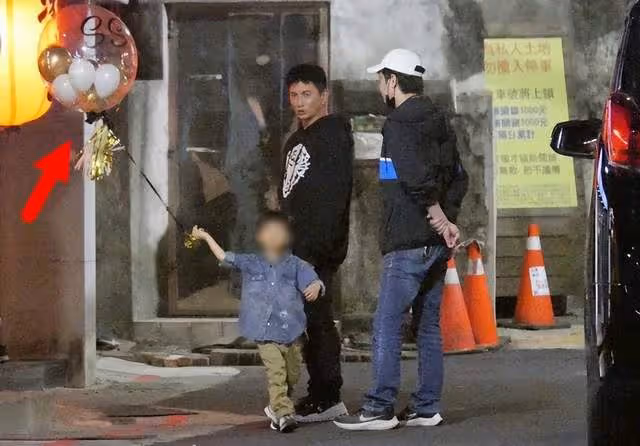 劉詩詩台北慶生畫面曝光！吳奇隆祖孫三代包場，4歲帥兒牽氣球