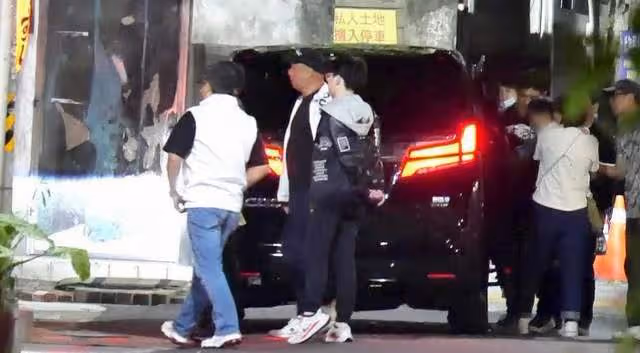 劉詩詩台北慶生畫面曝光！吳奇隆祖孫三代包場，4歲帥兒牽氣球