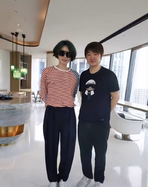 路人拍的王菲，素顏不修反而美得亮眼，在人群中顏值氣質都出眾！