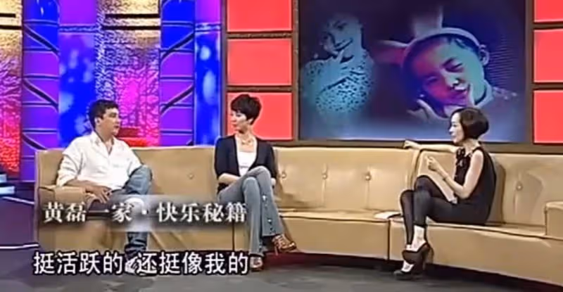 黃磊時隔兩年再看女兒舞台劇，感慨良多，黃多多與媽媽孫莉似烙餅