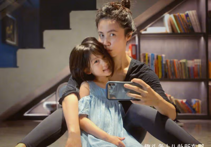 黃磊時隔兩年再看女兒舞台劇，感慨良多，黃多多與媽媽孫莉似烙餅