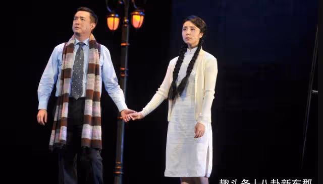 黃磊時隔兩年再看女兒舞台劇，感慨良多，黃多多與媽媽孫莉似烙餅
