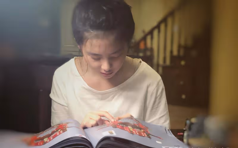 黃磊時隔兩年再看女兒舞台劇，感慨良多，黃多多與媽媽孫莉似烙餅
