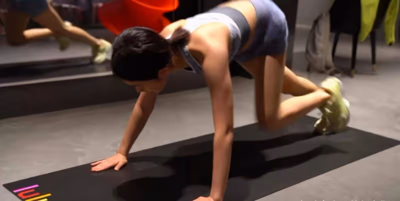 黃磊時隔兩年再看女兒舞台劇，感慨良多，黃多多與媽媽孫莉似烙餅