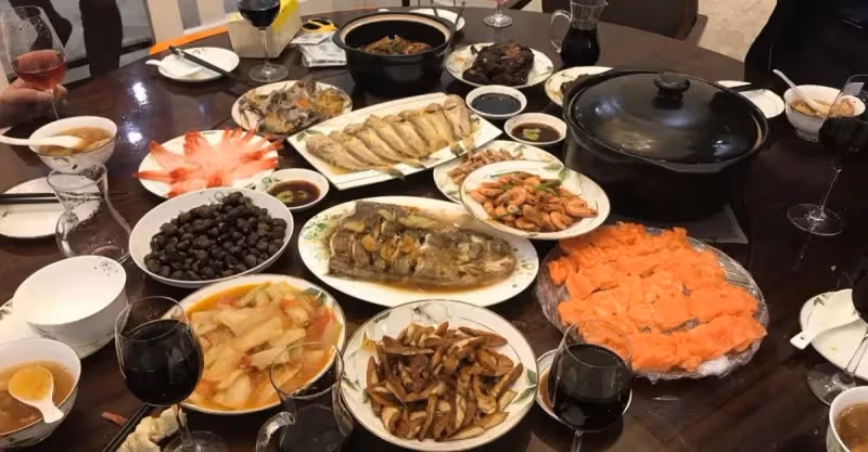 婆婆60歲大壽，我出錢出力，小姑子上桌後我忍氣吞聲，最後掀了桌