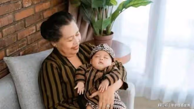 婆婆照顧孫子8年,兒媳卻突然讓她回老家,兒媳:求你了,趕緊走