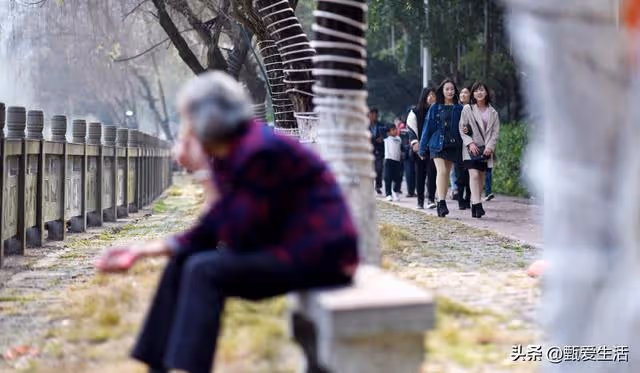 我媽來養老,丈夫對我媽百般照顧,起初我不懂,明白後送走了我媽