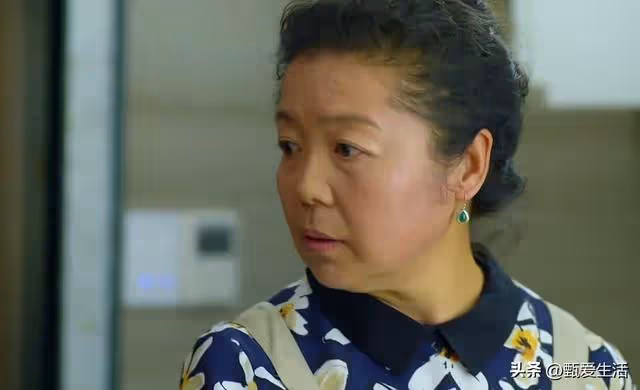 我媽來養老,丈夫對我媽百般照顧,起初我不懂,明白後送走了我媽