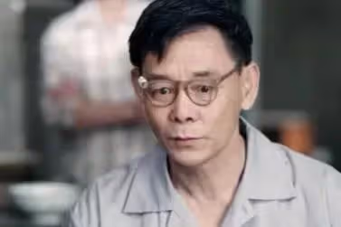 我退休金6千8,再婚後喝不起牛奶,聽到老伴打電話我才明白了一切