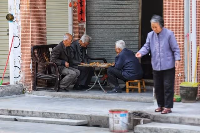我退休金6千8，再婚後喝不起牛奶，聽到老伴打電話我才明白了一切