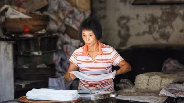 存款50萬,每月退休金6千,只因走錯兩步路導致晚年過的很痛苦