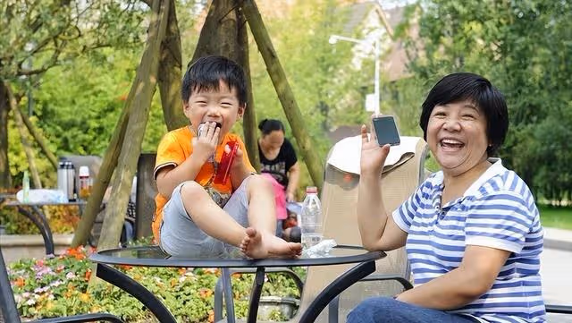 存款50萬,每月退休金6千,只因走錯兩步路導致晚年過的很痛苦
