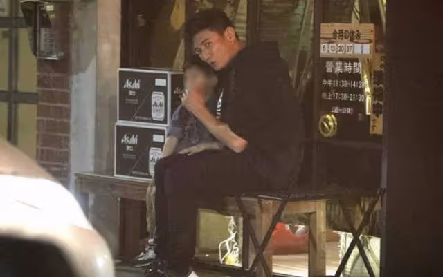 劉詩詩台北慶生破婚變傳聞,吳奇隆街邊剔牙顯邋遢,4歲兒子露面