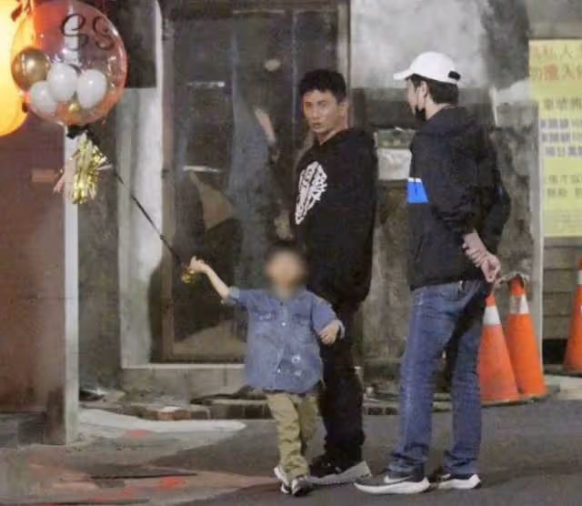 劉詩詩台北慶生破婚變傳聞，吳奇隆街邊剔牙顯邋遢，4歲兒子露面