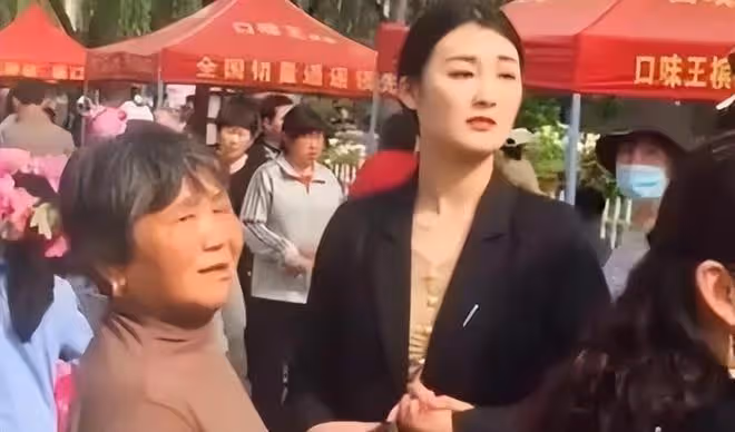 陳亞男帶媽媽開新店,全家人蹲在街頭等生意,有說有笑畫面挺溫馨
