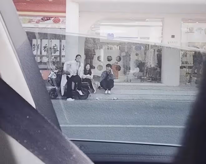 陳亞男帶媽媽開新店,全家人蹲在街頭等生意,有說有笑畫面挺溫馨