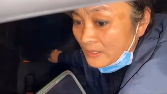陳亞男帶媽媽開新店,全家人蹲在街頭等生意,有說有笑畫面挺溫馨