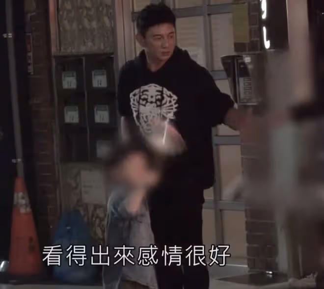 劉詩詩返回台灣慶生,和婆婆聚餐,吳奇隆喂4歲兒子吃飯辦法多