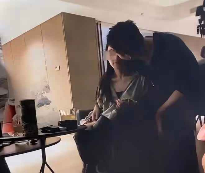 汪小菲攜兩個美女去夜店,有說有笑超瀟灑,與張穎穎分手心情好