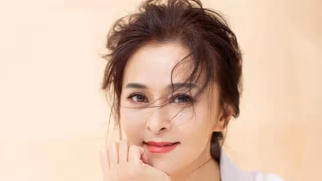 最美瓊女郎何音：巔峰時嫁黃志忠被離婚，二婚嫁小9歲丈夫很幸福