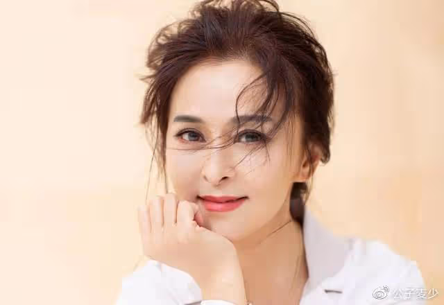 最美瓊女郎何音:巔峰時嫁黃志忠被離婚,二婚嫁小9歲丈夫很幸福