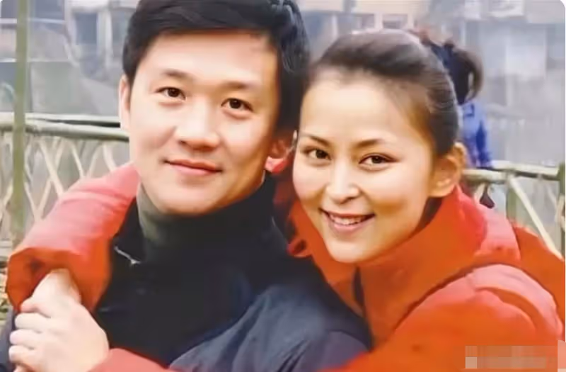 最美瓊女郎何音:巔峰時嫁黃志忠被離婚,二婚嫁小9歲丈夫很幸福
