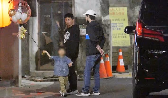 吳奇隆帶兒子為劉詩詩慶生,無名指婚戒搶鏡,一家合體破婚變傳聞