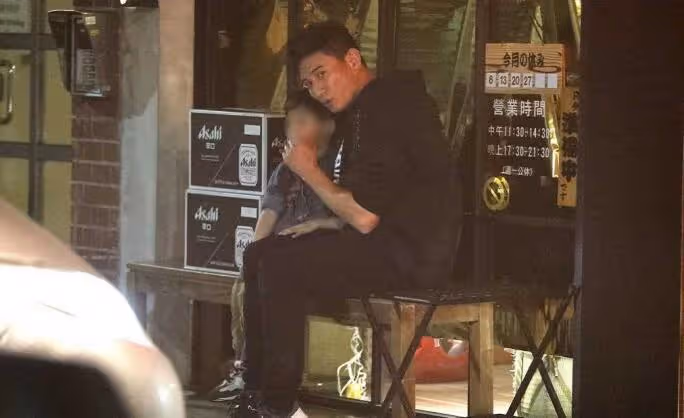 吳奇隆帶兒子為劉詩詩慶生,無名指婚戒搶鏡,一家合體破婚變傳聞