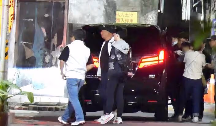 吳奇隆帶兒子為劉詩詩慶生,無名指婚戒搶鏡,一家合體破婚變傳聞