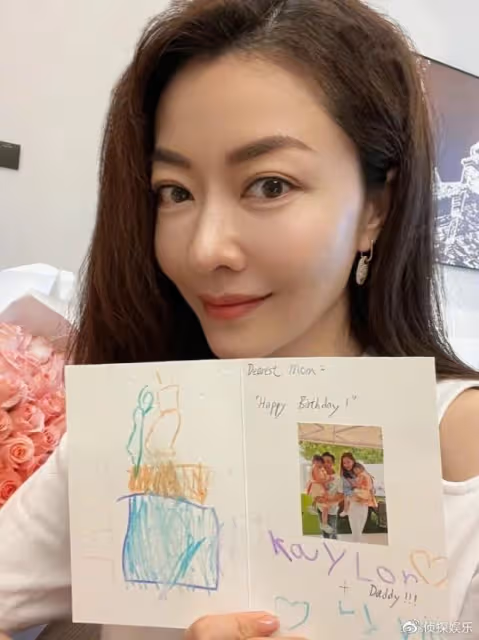 42歲熊黛林秀身材,自稱2米8大長腿又美又颯,被指滄桑後自信回應